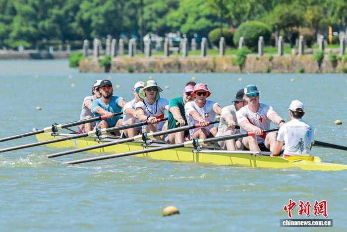 中外名校赛艇选手逐浪江西南昌：赣粤城际联赛