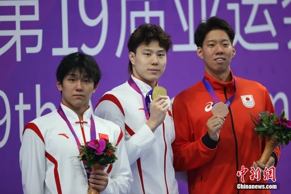 中国双冠王：董志豪逆转夺金，接力赛再添一金