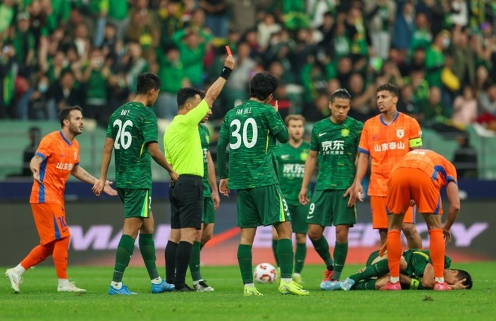 山东泰山vs北京国安：曹永竞撞倒刘洋引冲突裁判