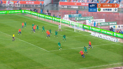 山东泰山vs北京国安：曹永竞撞倒刘洋引冲突裁判