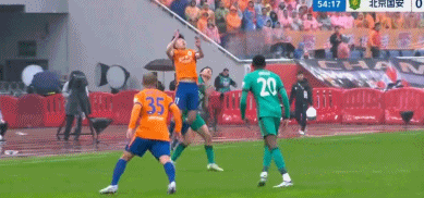 山东泰山vs北京国安：曹永竞撞倒刘洋引冲突裁判