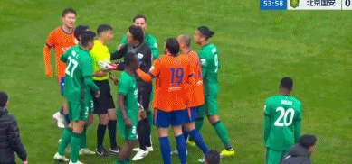 山东泰山vs北京国安：曹永竞撞倒刘洋引冲突裁判