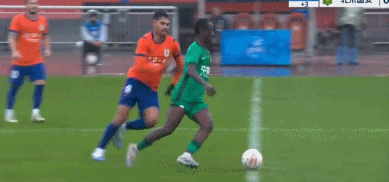 山东泰山vs北京国安：曹永竞撞倒刘洋引冲突裁判