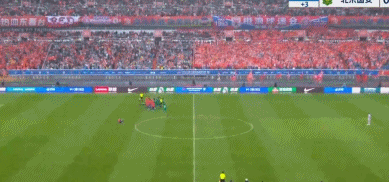 山东泰山vs北京国安：曹永竞撞倒刘洋引冲突裁判