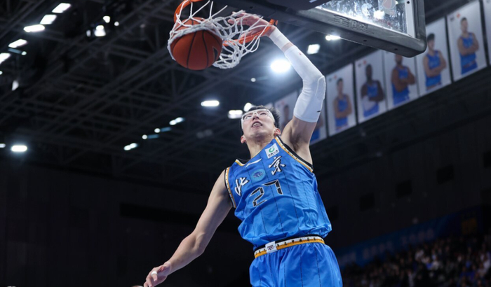 周琦赛场迟到引争议 球队尴尬场面曝光