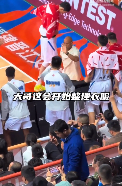 周琦赛场迟到引争议 球队尴尬场面曝光