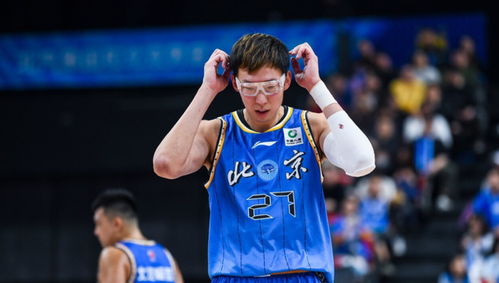 周琦赛场迟到引争议 球队尴尬场面曝光