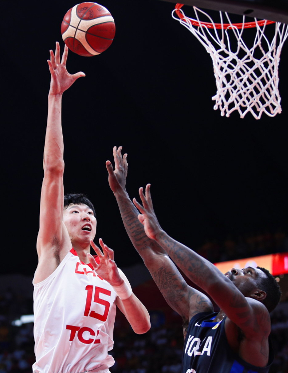 周琦赛场迟到引争议 球队尴尬场面曝光