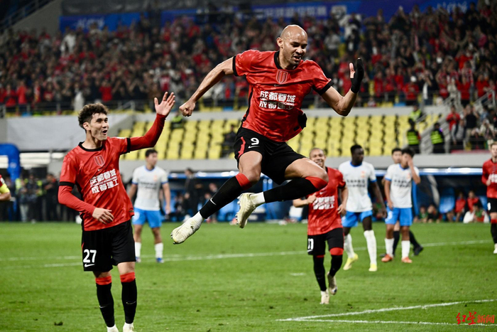 成都蓉城5-1大胜青岛西海岸 费利佩帽子戏法助球