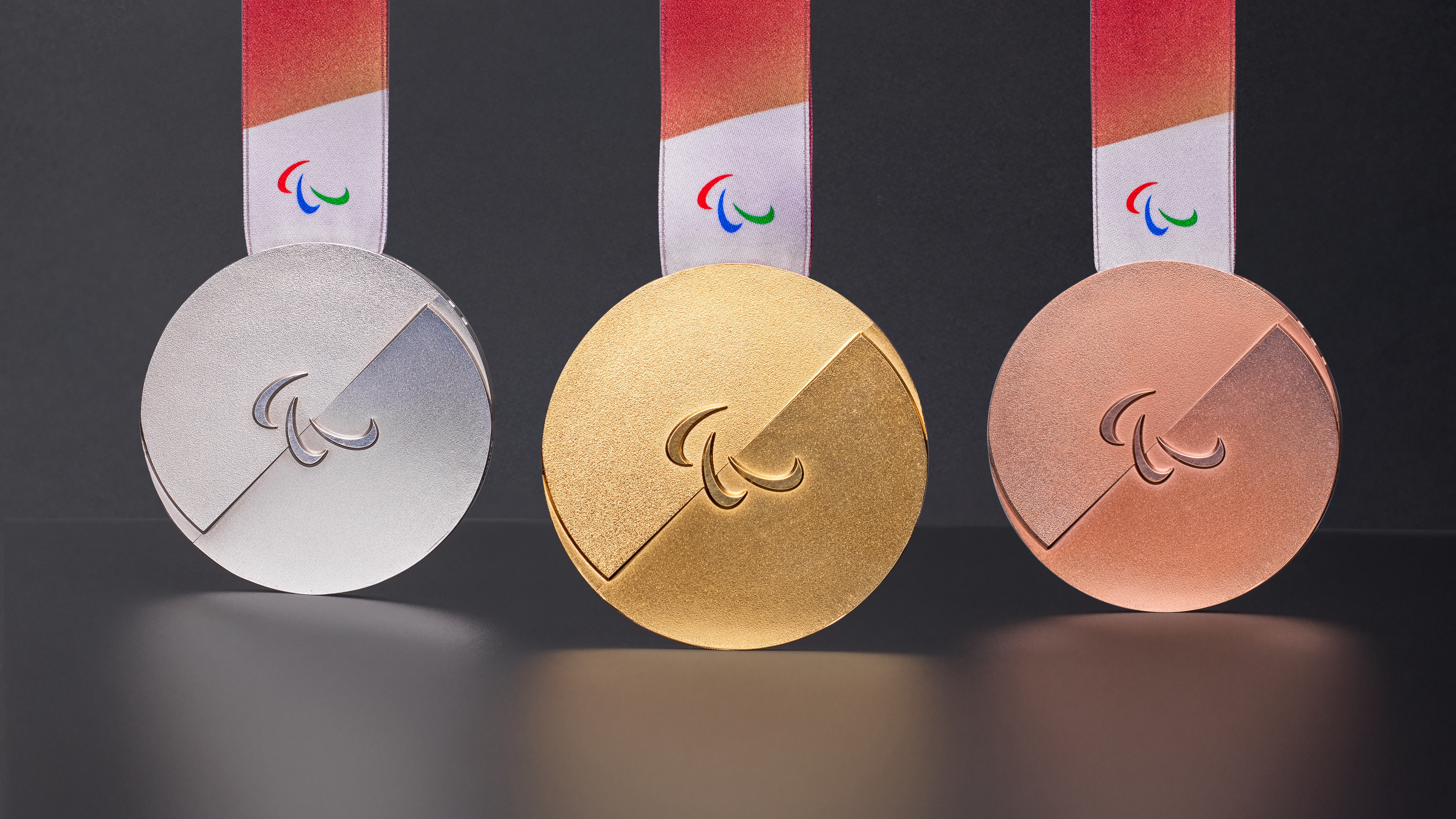 米兰科尔蒂纳冬奥奖牌亮相：极简设计融合环保